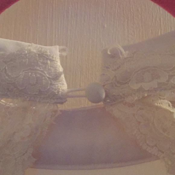 Large long sleeve white blouse with lace detail - Picture 4 of 5